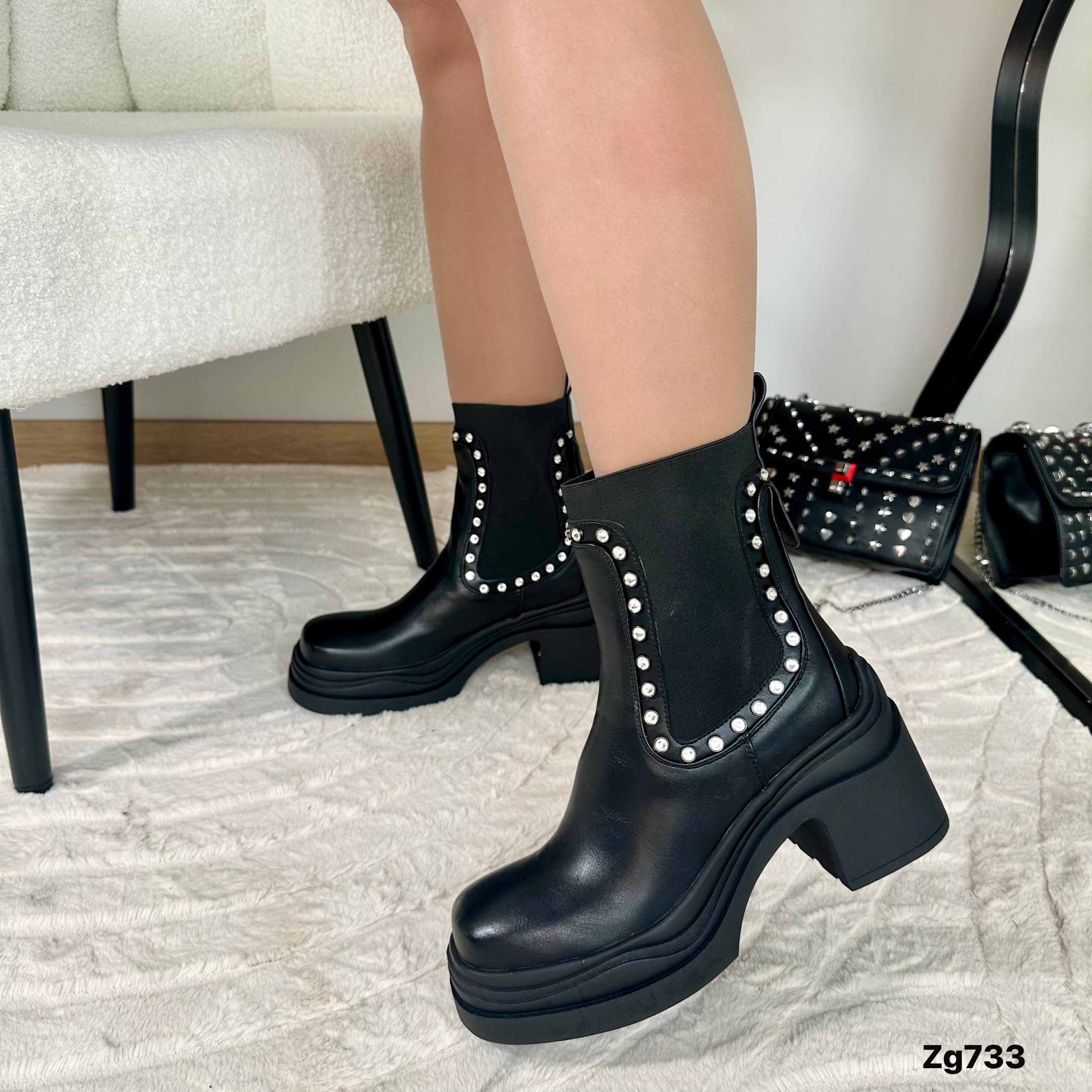 Botin negro apliques brillantes tacon 7cm IS14-011